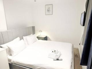 Family Friendly 3BR Haven in Northolt with Parking - 7