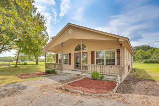 3 Mi to Arkansas River Rural Family Home with Yard - 0