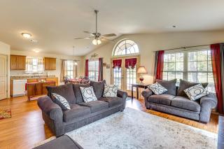 3 Mi to Arkansas River Rural Family Home with Yard - 9