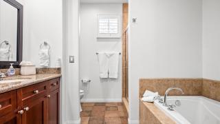 LV031 Luxurious Upstairs Legacy Villas Studio - 3