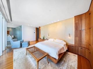 Luxury 3 Bed Penthouse with Panoramic Ocean & Skyl - 3