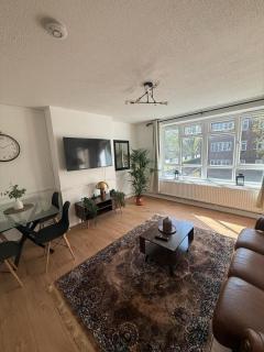 Cosy, Spacious 3 Bedroom With A Balcony - 0