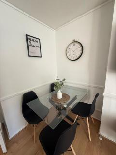 Cosy, Spacious 3 Bedroom With A Balcony - 5