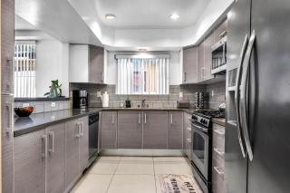 Amazing & Spacious in Heart of Santa Monica- Easy Access to ALL Tourist attractions - 4