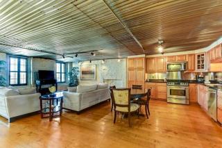 River Street Lookout by Lucky Savannah - 4