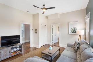 Montgomery House Upper by Lucky Savannah - 3