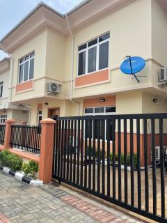 Beejay 4 bedrooms Cheerful Town House - 1