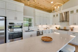 Mtn-View Decks and Fire Pit Quiet Brasstown Escape - 1
