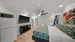 Private Entrance King Room and Private Bath UMiami - 9