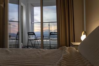 Golden-Hour Loft 35F Sunset Views Free Parking - 3