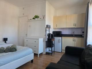 Studios & Ensuite Doubles - Central RG1 - Oracle - Station & Hospital - 1
