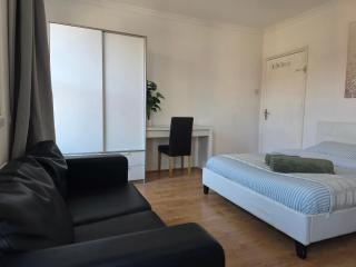 Studios & Ensuite Doubles - Central RG1 - Oracle - Station & Hospital - 3