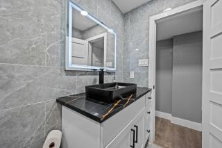 Bright and Cozy Studio in Prime West University Location - 4