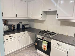 Feel at Home! Cozy 3BR Getaway in Prime Location - 9