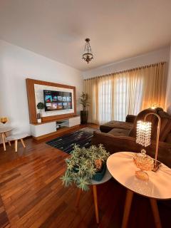 Sobrado INTEIRO com todas as comodidades e ótima localização - 0