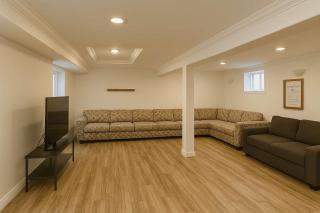 Melrose Place Poolside Hideaway Basement Suite Sleeps 6 plus - 1