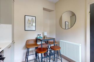 Stylish 2-Bed Cottage with Courtyard Garden Near South Ealing Tube Station - 6