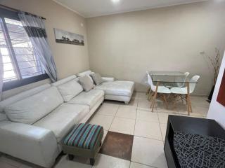 Departamento frente al shopping con patio - 0
