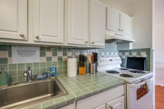 Walk to Napili Bay Beach! Mtn-View Lahaina Condo - 1