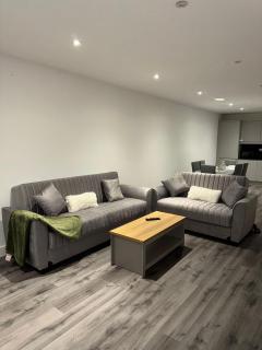 Ideal Heathrow Base 2BR 2BA Apt in Hounslow - 7