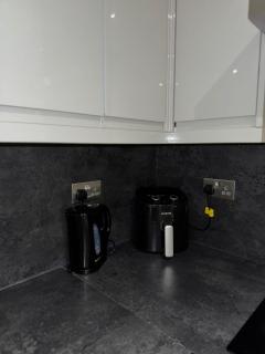 Ideal Heathrow Base 2BR 2BA Apt in Hounslow - 1