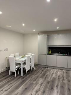 Spacious 3BR Stay Near Heathrow and Central London - 8