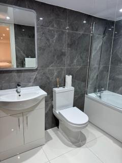 Spacious 3BR Stay Near Heathrow and Central London - 3