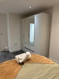 Spacious 3BR Stay Near Heathrow and Central London - 1
