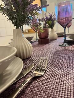 Purple Escape Balkon Netflix zentral - 9