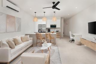 Walk to Beach, Luxury Villa, Pool, Near Holetown - 6