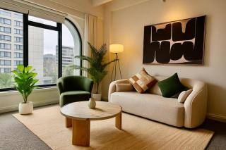 Modern City Premium Apt | Free Parking + Air Con - 0