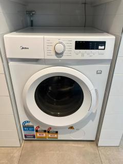 Modern City Premium Apt | Free Parking + Air Con - 2