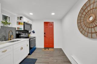Cozy Garden 1Bed Apt, Lincoln Park - 0