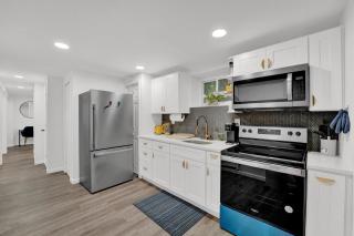 Cozy Garden 1Bed Apt, Lincoln Park - 9