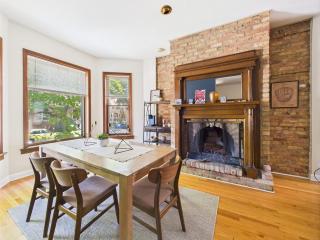 6 Min Walk to Wrigley King Bed and Parking - 4