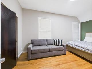6 Min Walk to Wrigley King Bed and Parking - 1