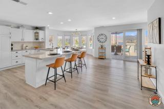 Poway Panorama Peak - Pool, Spa, Sleeps 24! - 1