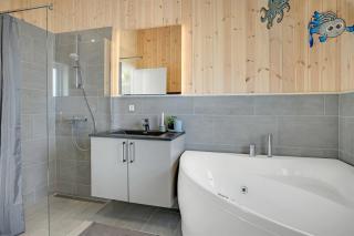 Wooden House With Direct Access To The Sea - 1