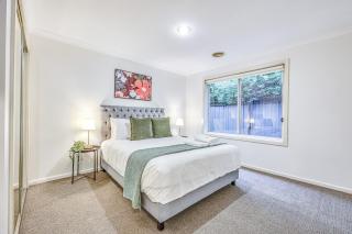 StayAU Newly 8 Beds Spacious Home in Derrimut - 6