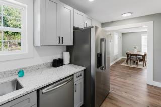 Modern Renovated 3-Bed Near Ann Arbor & Ypsilanti - 9