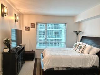Channelside Luxury Retreat Spacious 2BR 2BA Condo with Pool, Balcony, Sauna & Gym - 1