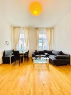 Bright 2BR Retreat Steps from Westbahnhof - 9