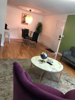 Luxury Midtown 2BR Family Suite Sleeps 8 guests with Private Balcony and Optional Parking Walk to Parthenon & Vanderbilt Near Broadway - 2