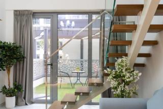 Serenity Mirage - Elegant 2BR Duplex Retreat with Pool in Oasis, Near Masdar City - 1