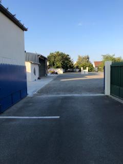 House, lot, secure private parking - 7