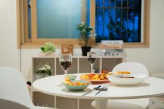 Netflix 1 minute walk from bus stop5 minutes walk from airport bus Namsan Itaewon Seoul Station - 1