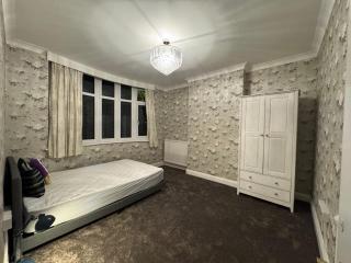 Oxford Detached Spacious Villa for 8 Free Parking - 3