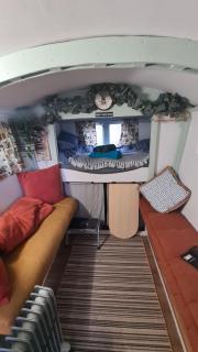 Blue bells Small but quirky & Cozy Shepherd's Hut - 9
