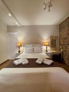 Ampolis Guest House - 1