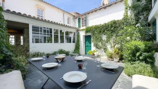 Dans le centre du village, bordée par une petite venelle typiquement rétaise, maison de village entièrement rénovée en 2 - 9